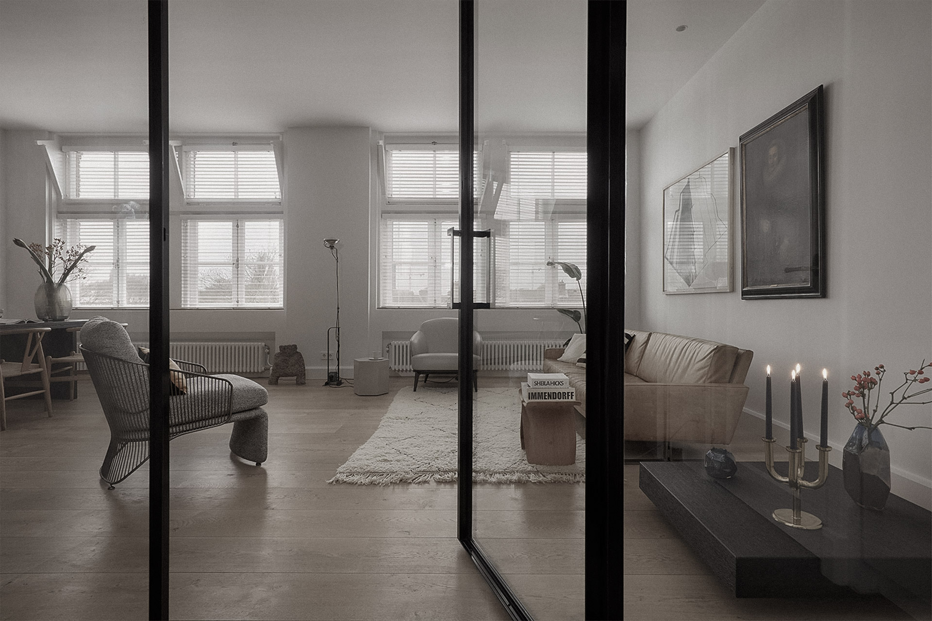 Maatwerk interieur in monument Amsterdam met eikenhouten vloer en stalen kozijnen