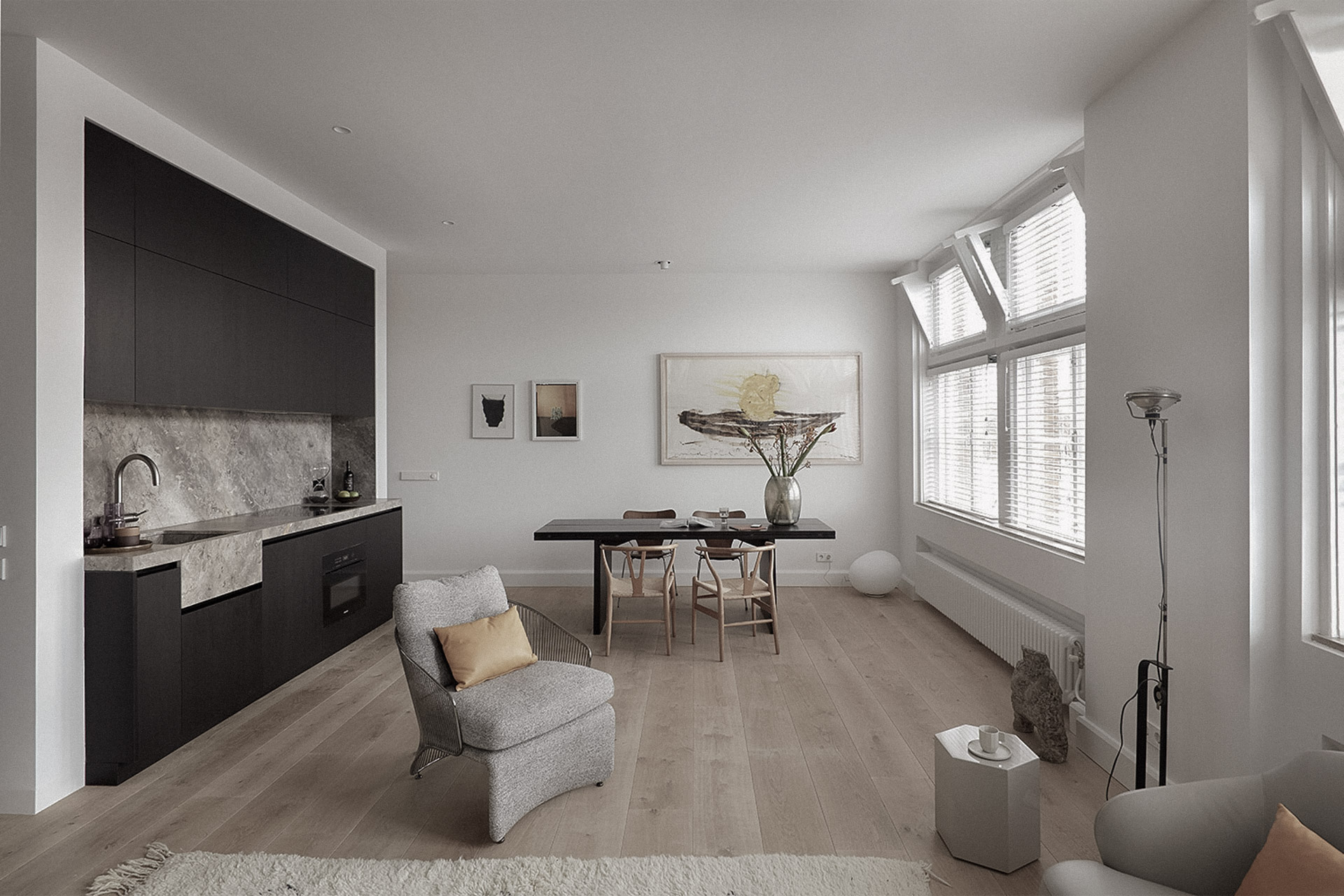 Maatwerk interieur in monument Amsterdam met eikenhouten vloer en stalen kozijnen