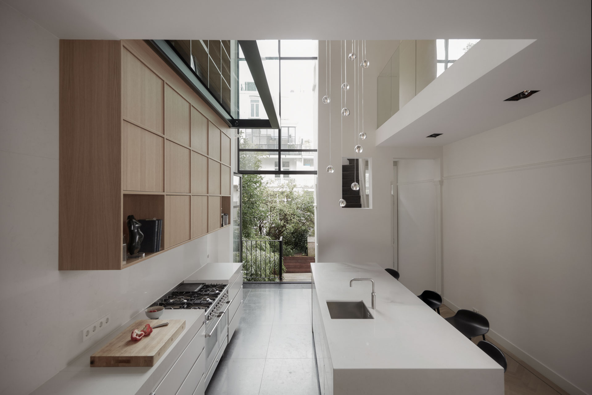 Keuken en tuinzicht WT Residence Amsterdam — COAST architecten Amsterdam