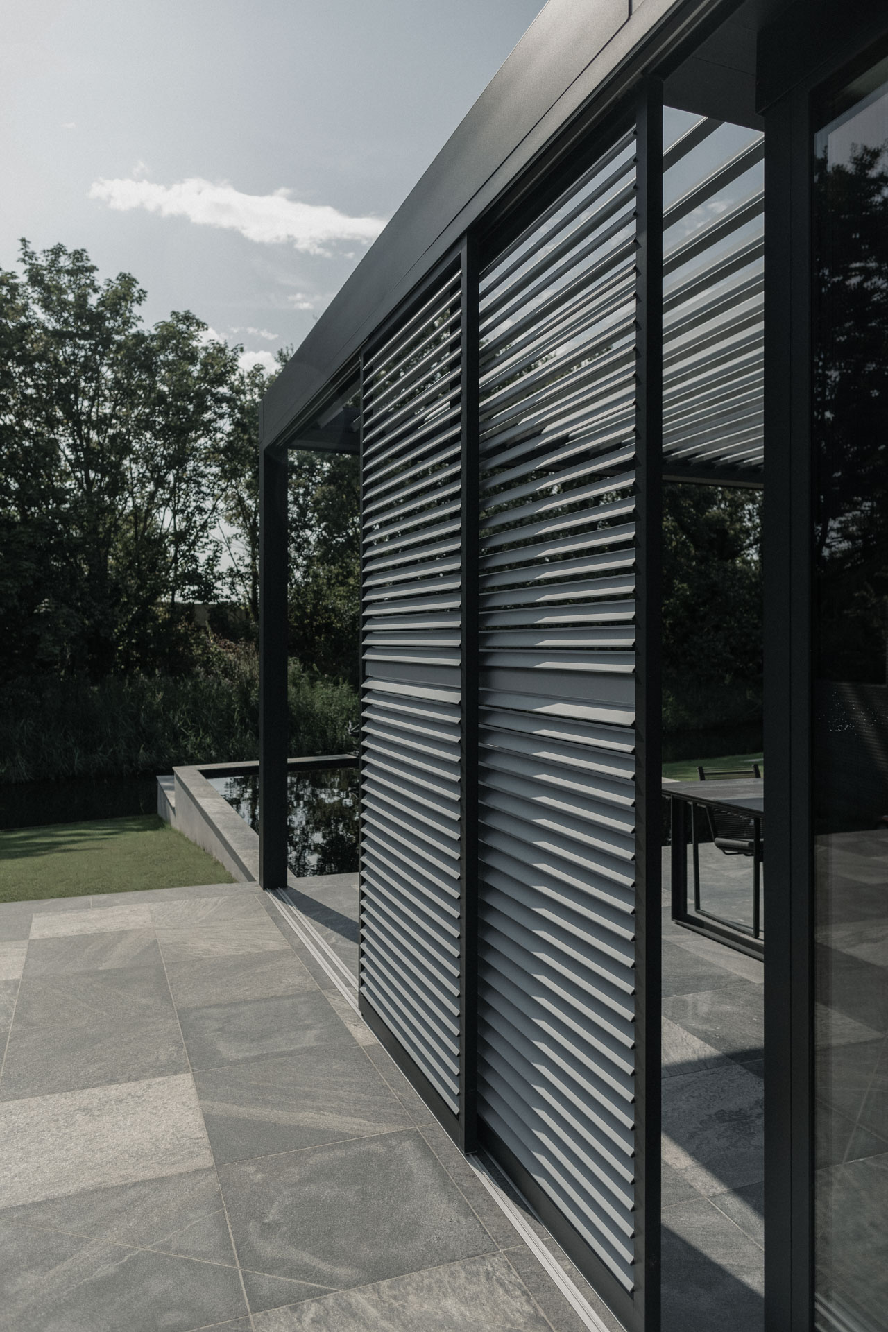 Zijgevel met natuursteen terras Residence Alkmaar — COAST architecten Amsterdam