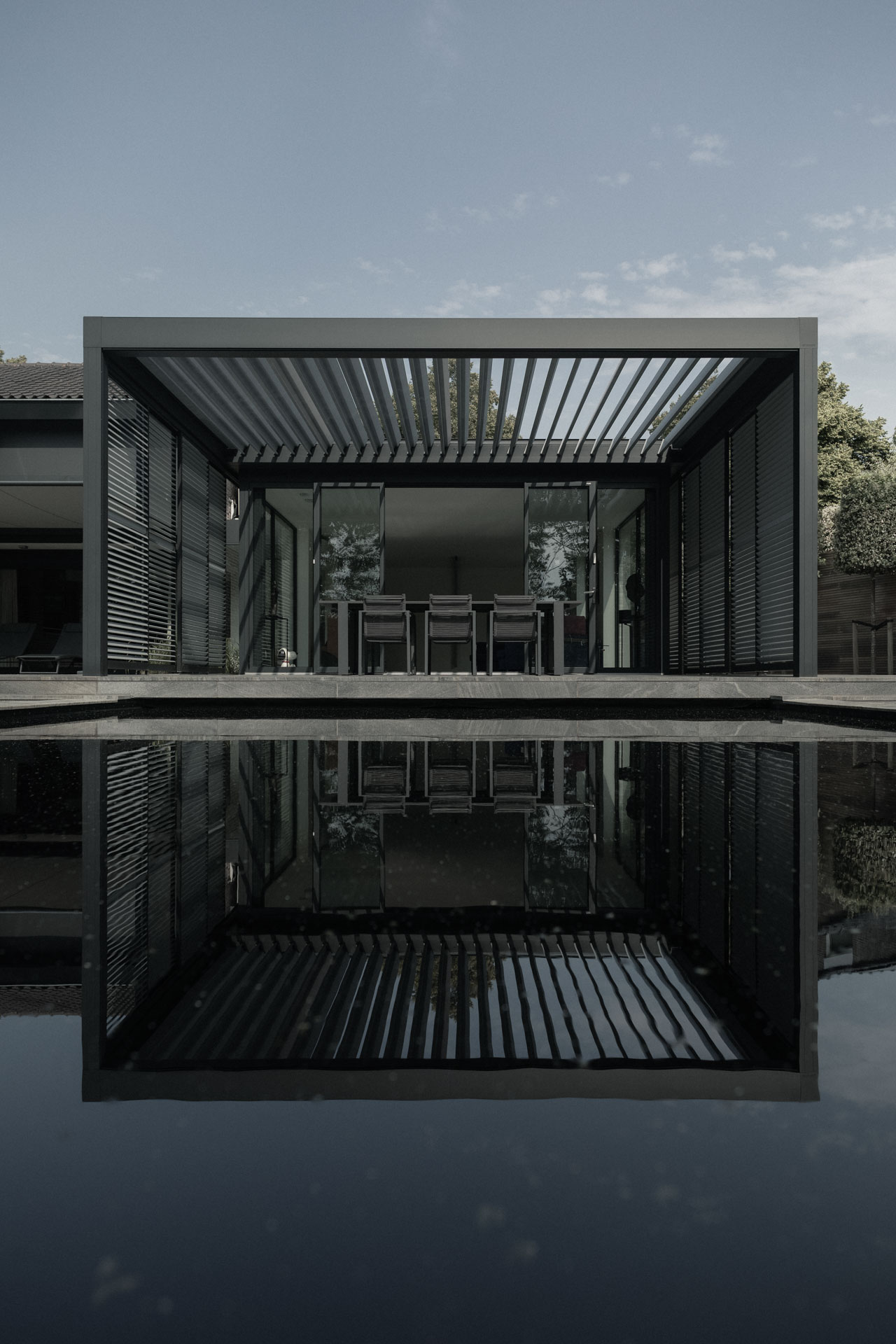 Vijver overlopend in gevel uitbreiding Residence Alkmaar — COAST architecten Amsterdam