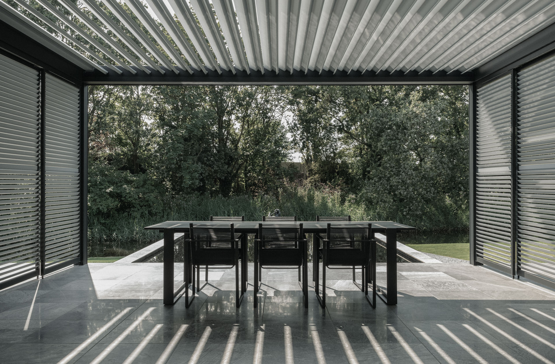 Terras met zicht op de vijver en het groen Residence Alkmaar — COAST architecten Amsterdam
