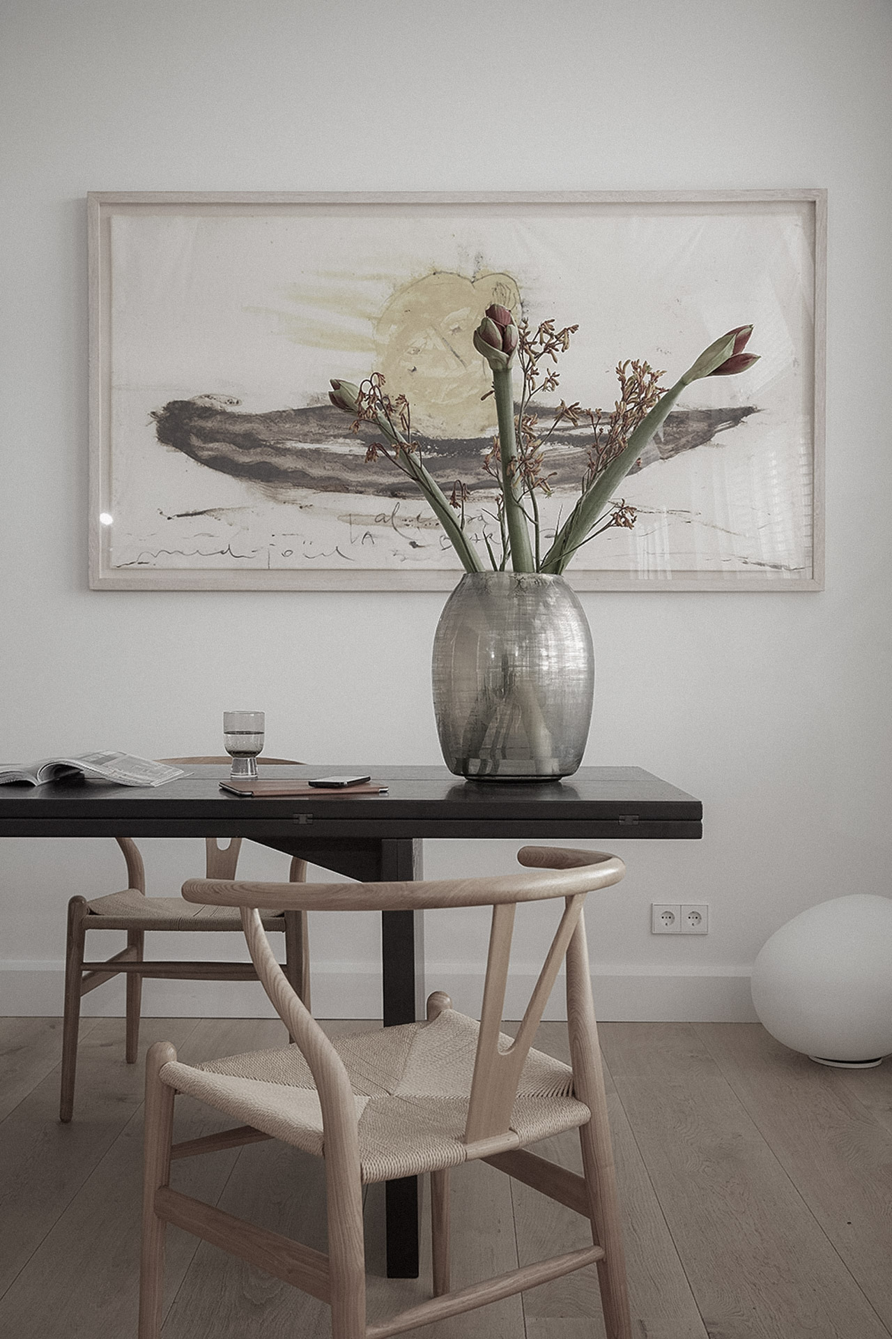 Tafel met vaas in high-end maatwerk interieur met eiken vloeren
