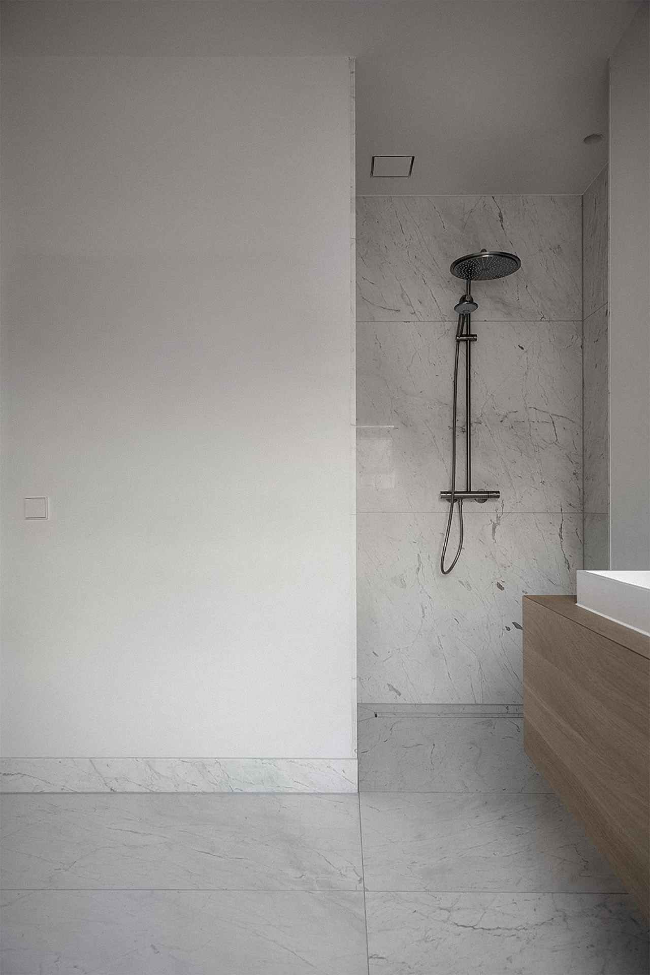 Badkamer met natuursteen afwerking en maatwerk eiken badkamermeubel