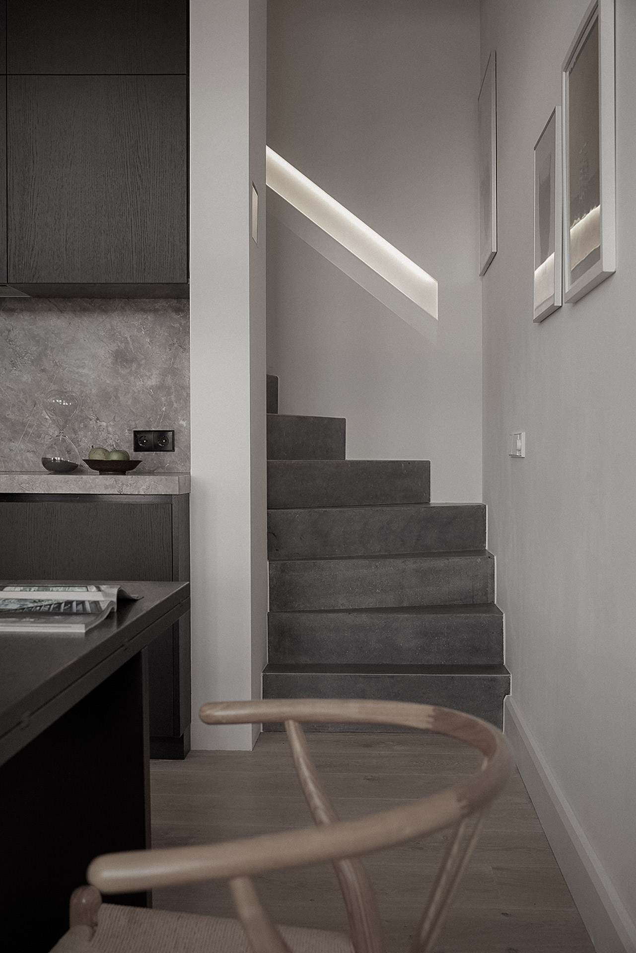 Maatwerk trap in natuursteen afwerking